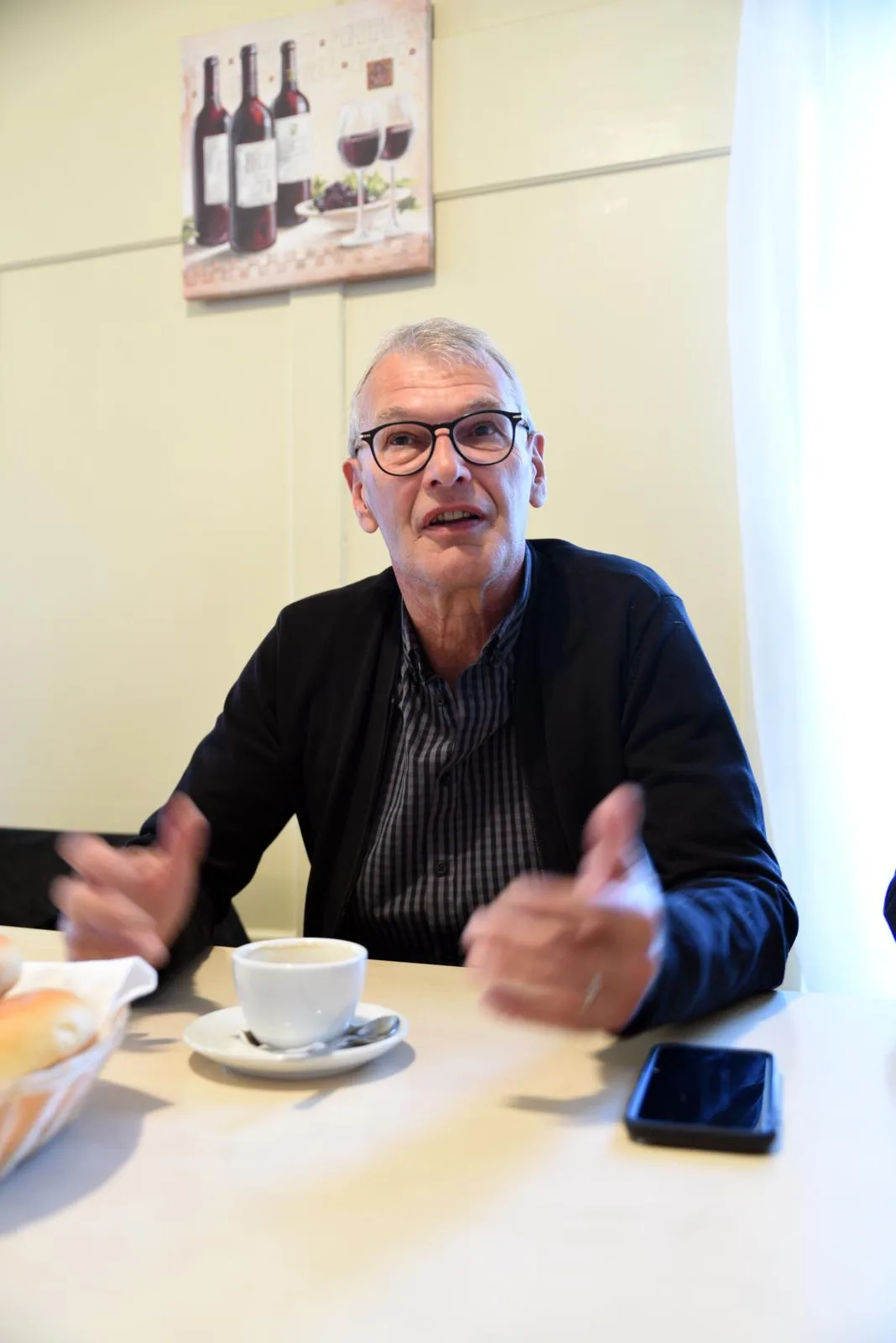 kaffee-koni1_preview Lakers-Präsident Konrad Müller am Tag nach dem Aufstieg. (Foto: Silvano Umberg), «Die Leute identifizieren sich wieder mit den Lakers», sagt Müller. (Foto: Keystone), Die Rückkehr ins Oberhaus zieht eine Budgeterhöhung nach sich. Laut Müller stehen den Lakers künftig 10,7 Millionen Franken zur Verfügung; 4,4 Millionen mehr als bisher. (Foto: Keystone), Für Trainer Jeff Tomlinson findet Müller lobende Worte: «Jeff ist extrem authentisch. Er hat einen klaren Plan und setzt diesen konsequent um.» (Foto: Keystone)