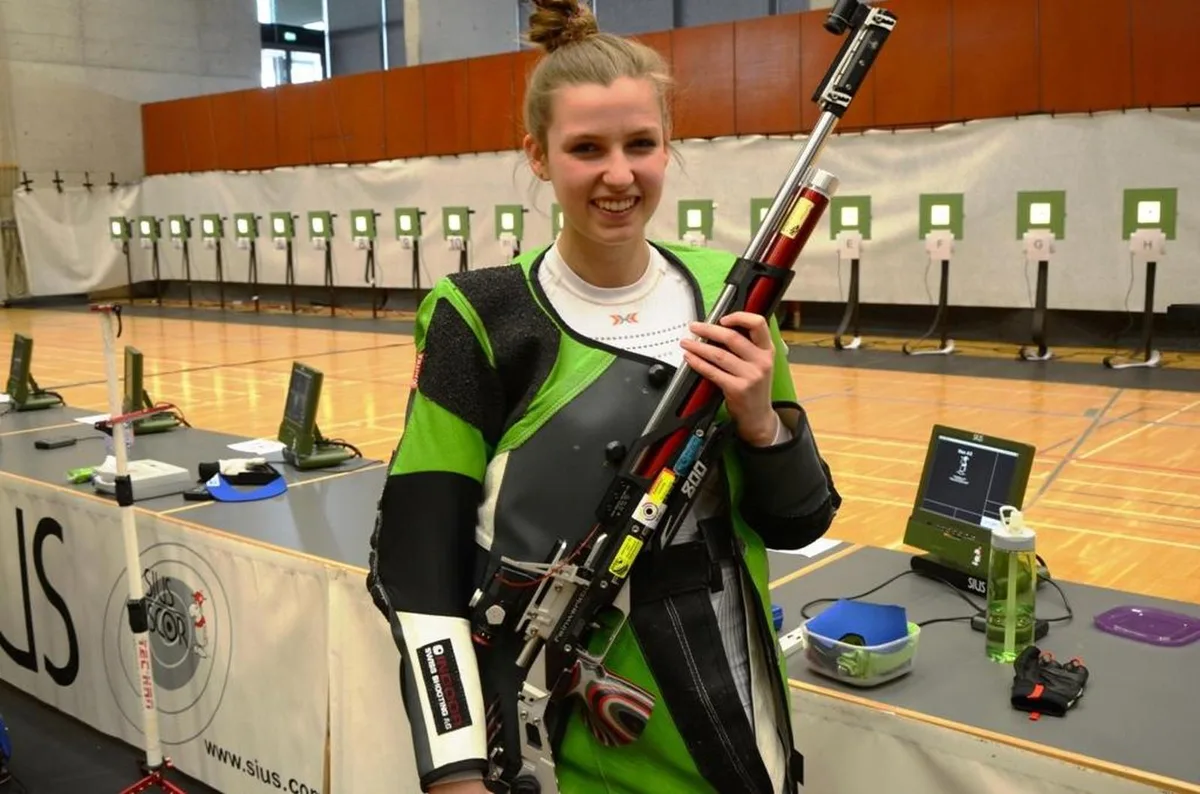 lisa-suremann_preview_0 Die Mönchaltorfer Schützin Lisa Suremann wird von der Roger Federer Foundation unterstützt. (Foto: Swissshooting)