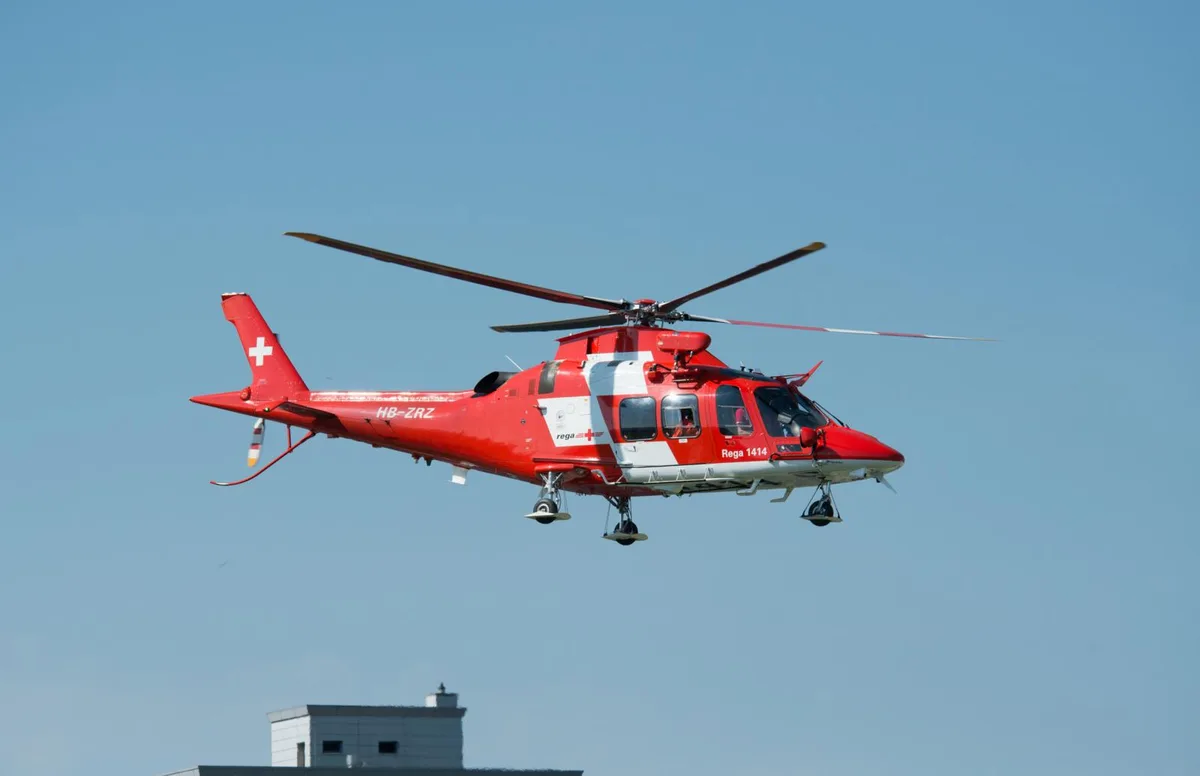 rsb_0066_preview Am Sonntagmorgen verletzte sich ein 72-jähriger Motorradfahrer bei einer Kollision in Bauma schwer und musste mit der Rega ins Spital geflogen werden (Symbolfoto: Archiv/Züriost)., Beim Abbiegen rammte der Autofahrer das Motorrad. Dieser wurde gegen ein Geländer geschleudert und verletzte sich dabei schwer. Die Tösstalstrasse musste wegen des Unfalls gesperrt werden (Foto: Kantonspolizei Zürich)
