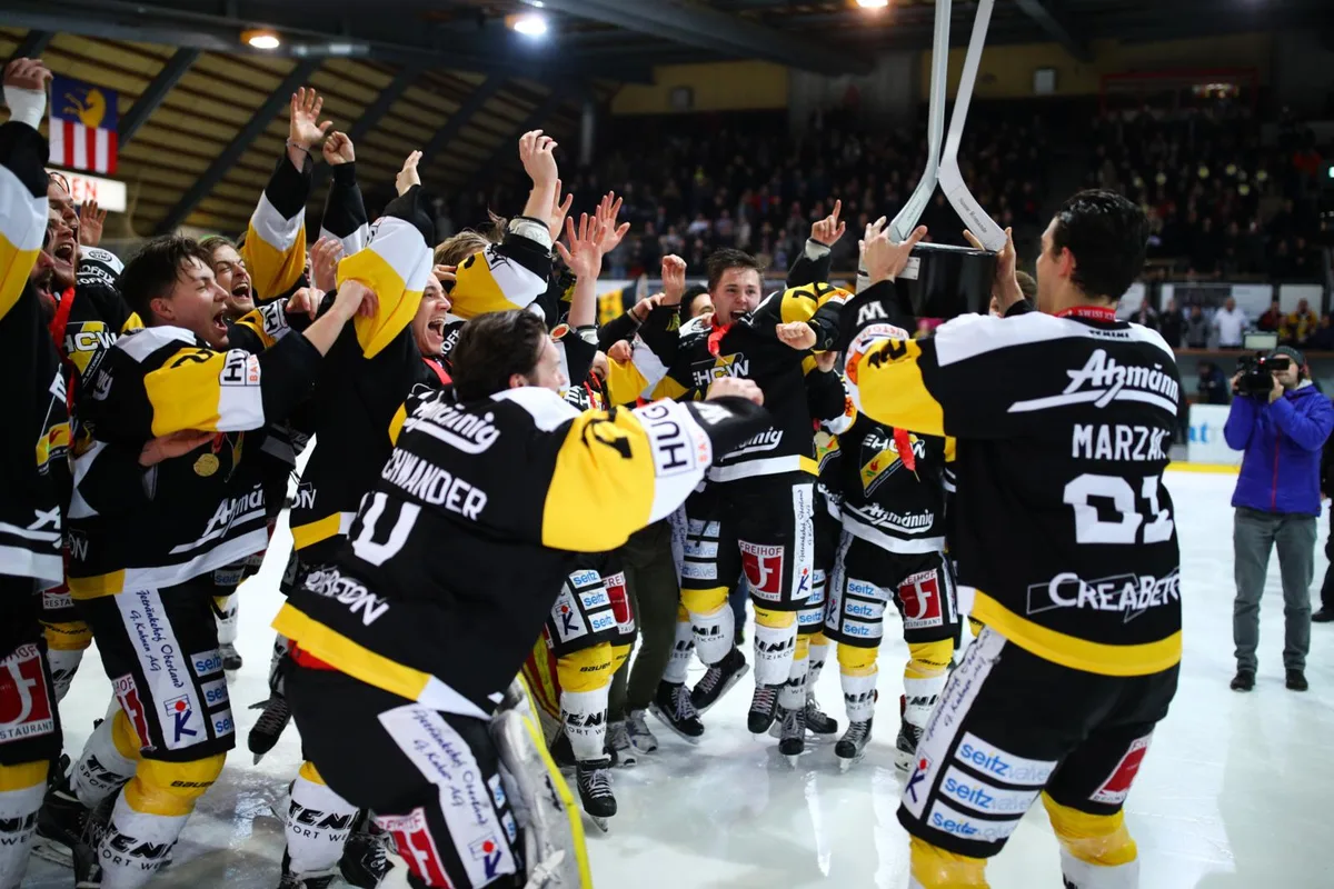 sport_02042018_eishockeywetzikonsierre_dku_meister2_3__preview Besser geht es nicht: Der EHC Wetzikon ist Schweizermeister in der 1. Liga. (Foto: David Kündig)