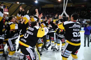 sport_02042018_eishockeywetzikonsierre_dku_meister2_3__preview Besser geht es nicht: Der EHC Wetzikon ist Schweizermeister in der 1. Liga. (Foto: David Kündig)
