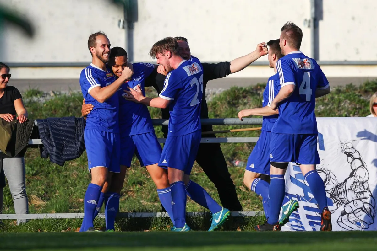 sport_07042018_fussballeffretikonniederweningen_dku__14__preview Der FC Effretikon bejubelt im zweiten Rückrundenspiel den zweiten Sieg. (Foto: David Kündig), Adrian Aregger setzt sich gegen Niederweningens Marco Eschler durch. (Foto: David Kündig), Romario Giger hält sich Vincenzo Russo vom Leib. (Foto: David Kündig)