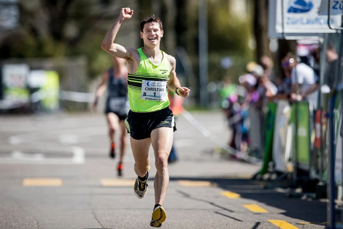 sport_07042018_gpduebi_crm_12_preview Christian Mathys gewann den GP der Stadt Dübendorf. (Foto: Christian Merz), Über 1500 Läufer gingen bei der 40. Austragung an den Start. (Foto: Christian Merz), Der Lauf fand bei Traumwetter statt. (Foto: Christian Merz)