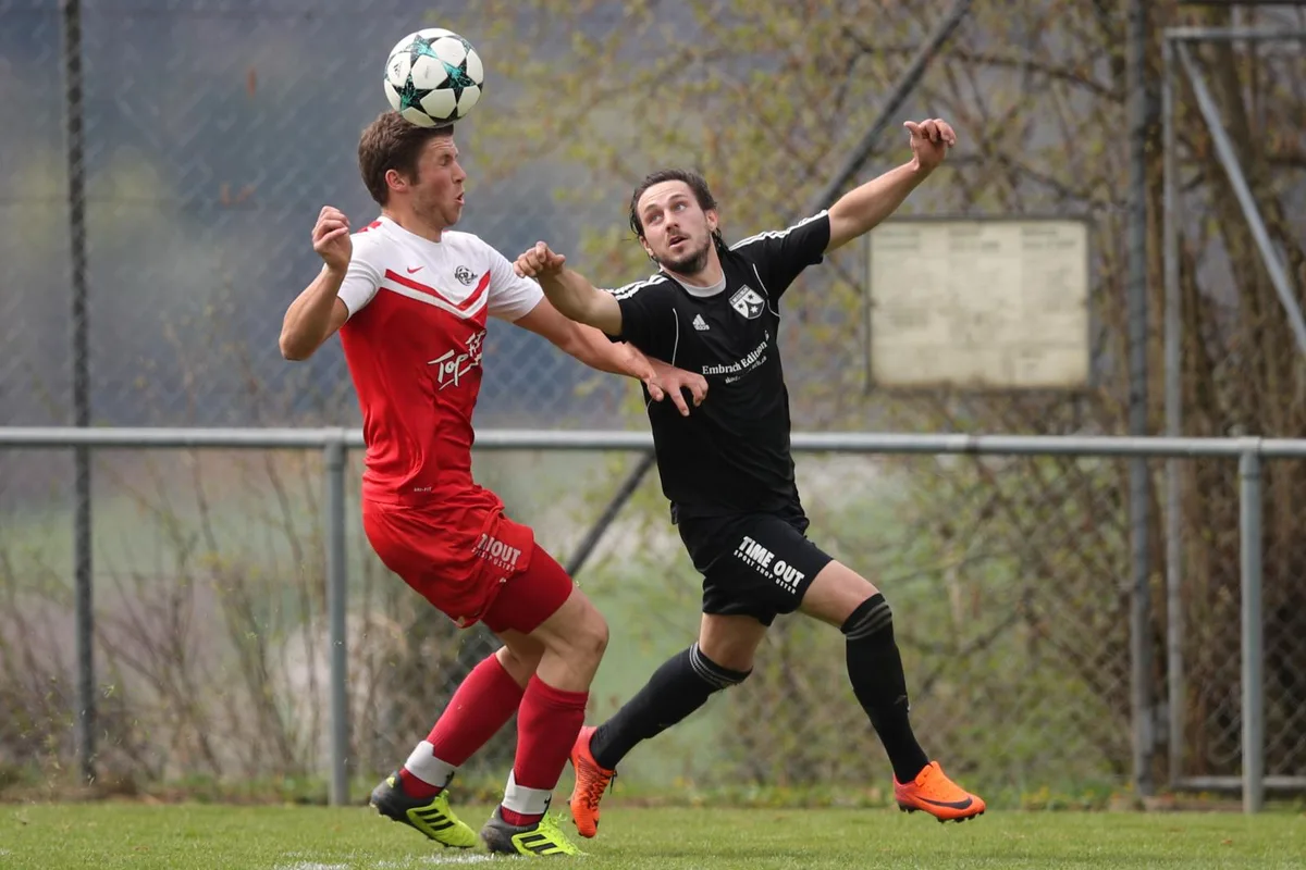 sport_15042018_fussballweisslingenpfaeffikon_dku__1__preview Der Pfäffiker Pascal Steiner (links) im Duell mit Livio Girola vom FC Weisslingen. (Foto: David Kündig), Der Weisslinger Livio Girola (rechts) bedrängt den ballführenden Pfäffiker. (Foto: David Kündig), Lass dich umarmen: Passgeber Livio Girola herzt Cyril Doghmani (links), den Weisslinger Torschützen zum Führungstreffer. (Foto: David Kündig), Die Nerven behalten: Silvan Meier trifft für die Pfäffiker Reserven vom Penaltypunkt aus zum 2:2. (Foto: David Kündig)