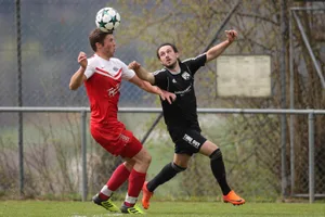 sport_15042018_fussballweisslingenpfaeffikon_dku__1__preview Der Pfäffiker Pascal Steiner (links) im Duell mit Livio Girola vom FC Weisslingen. (Foto: David Kündig), Der Weisslinger Livio Girola (rechts) bedrängt den ballführenden Pfäffiker. (Foto: David Kündig), Lass dich umarmen: Passgeber Livio Girola herzt Cyril Doghmani (links), den Weisslinger Torschützen zum Führungstreffer. (Foto: David Kündig), Die Nerven behalten: Silvan Meier trifft für die Pfäffiker Reserven vom Penaltypunkt aus zum 2:2. (Foto: David Kündig)