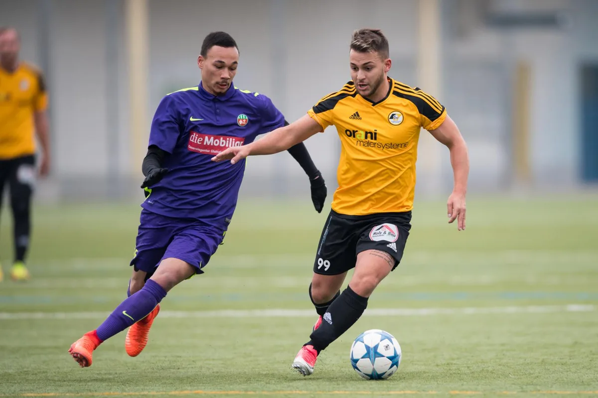 sport_18032018_fussball_pif-8_preview Wetzikons Daniel Di Bella (rechts) gegen den Schwamendinger Melvin Mwakunemwa. (Archivfoto: Robert Pfiffner)