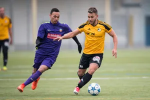 sport_18032018_fussball_pif-8_preview Wetzikons Daniel Di Bella (rechts) gegen den Schwamendinger Melvin Mwakunemwa. (Archivfoto: Robert Pfiffner)