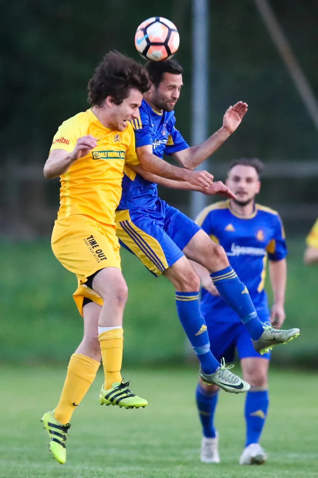 sport_19042018_fussballgreifenseegossau_dku__17__preview Augen zu und durch: Greifensees David Strebel (links) im Kopfduell mit Roman Gachnang. (Foto: David Kündig), Das Derby war zweikampfbetont. Hier versucht Gossaus Peter Niffeler David Strebel zu stören. (Foto: David Kündig), Gossau (im Bild Roman Gachnang) verfügte über die etwas gefährlicheren Chancen. (Foto: David Kündig), Nino Fikic (links) wird von Gossau-Captain Yves Kündig beschattet. (Foto: David Kündig)