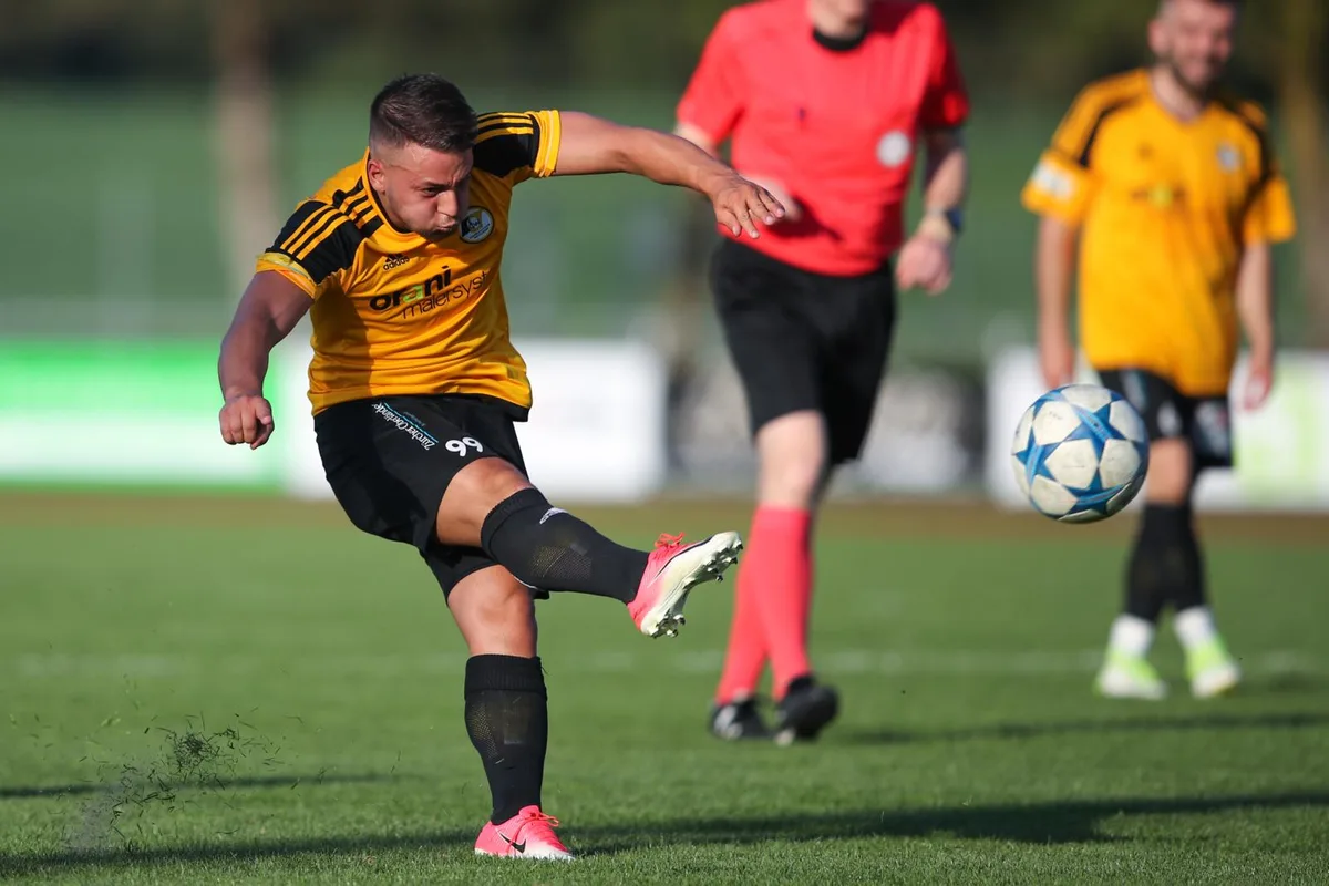 sport_21042018_fussballwetzikonunterstrass_dku__9__preview Daniel Di Bella und der FC Wetzikon feierten einen wichtigen Erfolg. (Archivfoto: David Kündig)