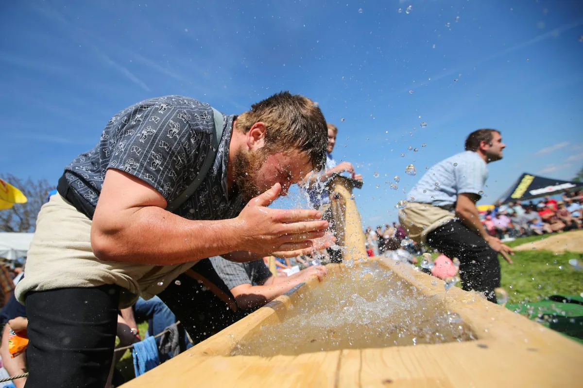 sport_25052017_schwingen_dku_6_preview Eine Abkühlung vor dem nächsten Kampf. (Archivfoto: David Kündig)