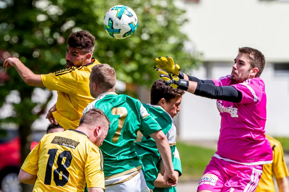 sport_29042018_fussball_crm_01_preview Der Wetziker Miro Migliore (links hinten) steigt hoch und scheitert an Wald Torwart Stehpan Bühlmann. (Foto: Christian Merz), Davide Cundo von den Wetziker Reserven wird von Walds Dario Matassa (rechts) gestoppt. (Foto: Christian Merz), Der Walder Davor Juric (hinten) bedrängt Gazmend Osmani. (Foto: Christian Merz)