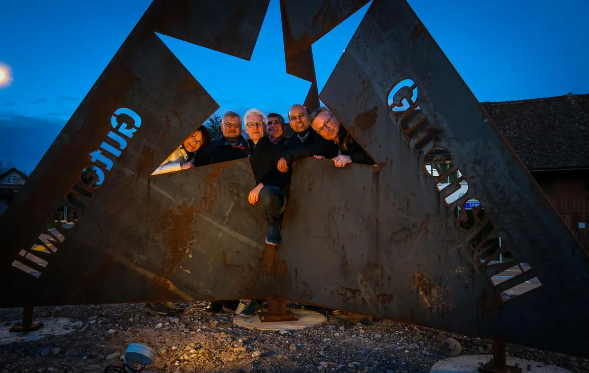 volketswil_10042018_sternenkreisel_nag-12_preview Karin Ayar, Ulrich Bühlmann, Jürg Egli, Hans Peter Temperli, Jean Philip Pinto, Markus Brunner bei der Einweihung der Beleuchtung am Dienstag (von links). (Foto: Nathalie Guinand), Der Sternenkreisel in Gutenswil ist neu beleuchtet. (Foto: Nathalie Guinand), Der Sternenkreisel in Gutenswil ist neu beleuchtet. (Foto: Nathalie Guinand)