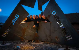 volketswil_10042018_sternenkreisel_nag-12_preview Karin Ayar, Ulrich Bühlmann, Jürg Egli, Hans Peter Temperli, Jean Philip Pinto, Markus Brunner bei der Einweihung der Beleuchtung am Dienstag (von links). (Foto: Nathalie Guinand), Der Sternenkreisel in Gutenswil ist neu beleuchtet. (Foto: Nathalie Guinand), Der Sternenkreisel in Gutenswil ist neu beleuchtet. (Foto: Nathalie Guinand)