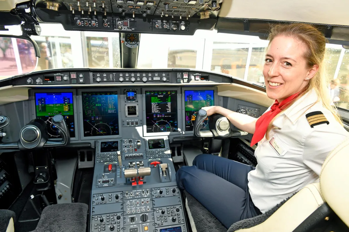 _wb50641_preview Der neue Ambulanzjet vom Typ Bombardier Challenger 650 rollte am Dienstag erstmals von der Landepiste in Kloten zum Rega-Hauptsitz. (Foto: Keystone), Der neue Ambulanzjet vom Typ Bombardier Challenger 650 rollte am Dienstag erstmals von der Landepiste in Kloten zum Rega-Hauptsitz. (Foto: Keystone), Der neue Ambulanzjet vom Typ Bombardier Challenger 650 rollte am Dienstag erstmals von der Landepiste in Kloten zum Rega-Hauptsitz. (Foto: Keystone), Elegant wie ein VIP-Flugzeug: Blick in den neuen Ambulanzjet. (Foto: Ernst Hilfiker), Mehr als 900 Mal hob der EC 145 im vergangenen Jahr von der Basis Dübendorf der Rega ab. (Archivbild: Ernst Hilfiker), Der neue Ambulanzjet vom Typ Bombardier Challenger 650 rollte am Dienstag erstmals von der Landepiste in Kloten zum Rega-Hauptsitz. (Fotos: Ernst Hilfiker), Der neue Ambulanzjet vom Typ Bombardier Challenger 650 rollte am Dienstag erstmals von der Landepiste in Kloten zum Rega-Hauptsitz. (Foto: Keystone), Der neue Ambulanzjet vom Typ Bombardier Challenger 650 rollte am Dienstag erstmals von der Landepiste in Kloten zum Rega-Hauptsitz. (Foto: Keystone), Der neue Ambulanzjet vom Typ Bombardier Challenger 650 rollte am Dienstag erstmals von der Landepiste in Kloten zum Rega-Hauptsitz. (Foto: Keystone), Der neue Ambulanzjet vom Typ Bombardier Challenger 650 rollte am Dienstag erstmals von der Landepiste in Kloten zum Rega-Hauptsitz. (Foto: Keystone)