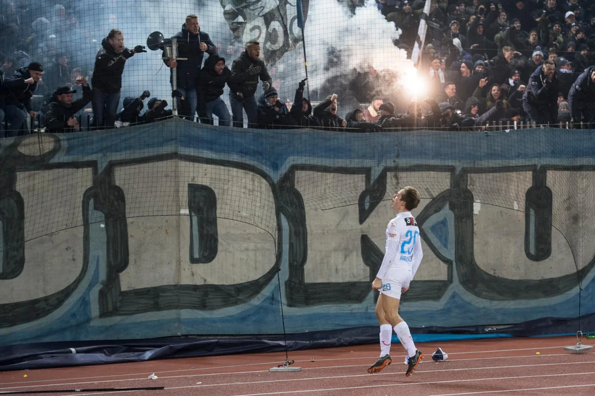 cup_fcz-gc_el3613_preview Im Cupspiel gegen GC erzielte Cédric Brunner wohl sein wichtigstes Tor für den FCZ. (Foto: Keystone), Jubel vor den Fans: Cédric Brunner freut sich mit Teamkollege Rasmus Thelander. (Foto: Keystone), Torschuss ins Glück: Cédric Brunner jubelt nach seinem Cuptor gegen GC zum 2:1. (Foto: Keystone), Cédric Brunner im Zweikampf mit GC-Spieler Numa Lavanchy (links). (Foto: Keystone)