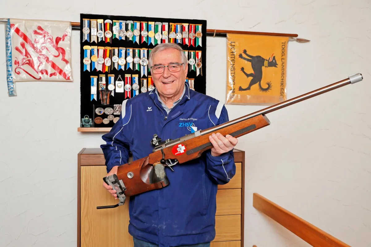 hb1%20%282%29_preview Ein Leben für den Schiesssport: Der Volketswiler Heinz Bolliger hat in den letzten 60 Jahren viel Zeit in sein Hobby investiert. (Foto: Francisco Carrascosa), Heinz Bolliger hatte lange ein umfangreiches Pflichtenheft. (Foto: Francisco Carrascosa)