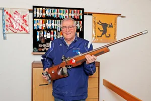 hb1%20%282%29_preview Ein Leben für den Schiesssport: Der Volketswiler Heinz Bolliger hat in den letzten 60 Jahren viel Zeit in sein Hobby investiert. (Foto: Francisco Carrascosa), Heinz Bolliger hatte lange ein umfangreiches Pflichtenheft. (Foto: Francisco Carrascosa)