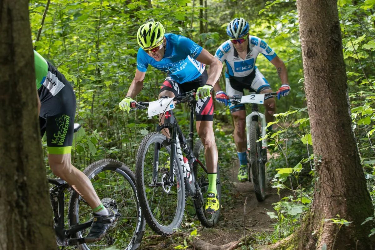 Trainingskollegen und zugleich Konkurrenten im EKZ-Cup: Der Hinwiler Konny Looser (Mitte) vor dem Dürntner Simon Zahner. (Foto: Michael Suter)