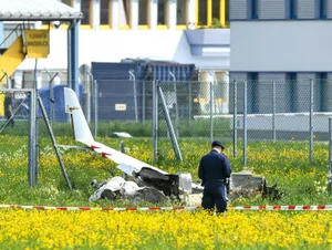 abd0051-20180429_preview Beim Absturz eines Kleinflugzeugs im Bereich des Flughafens Innsbruck sind am 29. April 2018 die beiden Insassen ums Leben gekommen. (Foto: key), In diese Maschine kamen zwei Schweizer ums Leben. (Foto: R.J.)