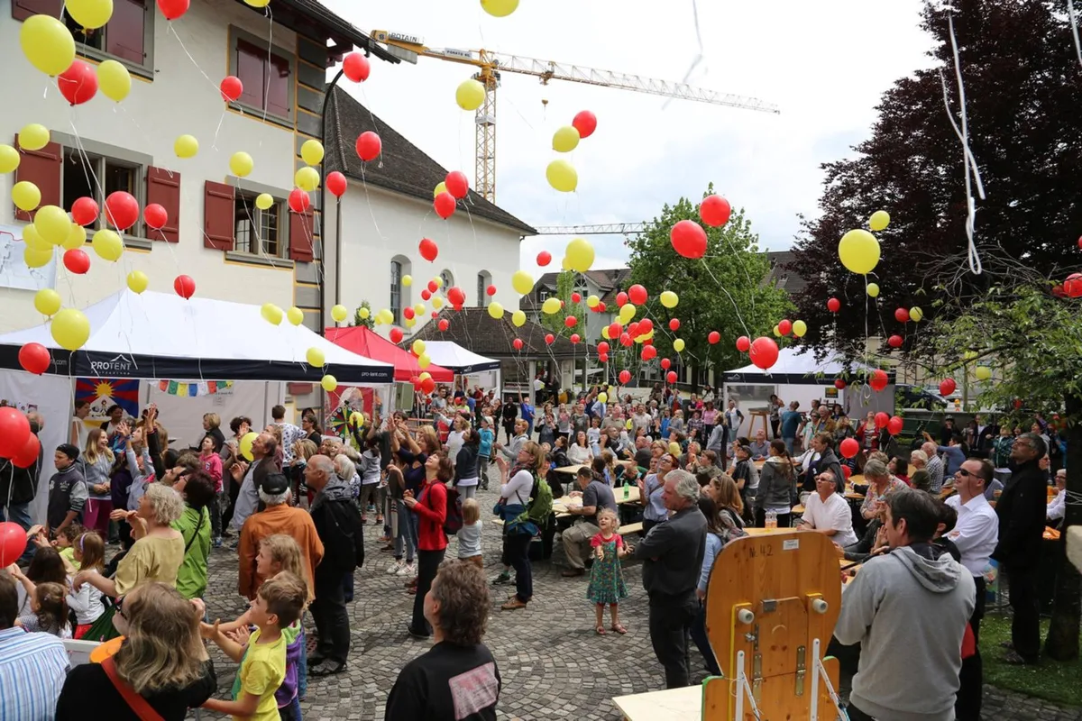 https-zueriost-ch-sites-default-files-elvis-media-2018-05-amthausfest_preview-jpg Auch am kommenden Samstag werden farbige Ballone in die Luft steigen. Bild:PD