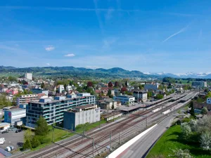 dji_0402_preview Am Bahnhof Wetzikon ist kaum mit Verspätungen zu rechnen. (Foto: Michael Kurz)