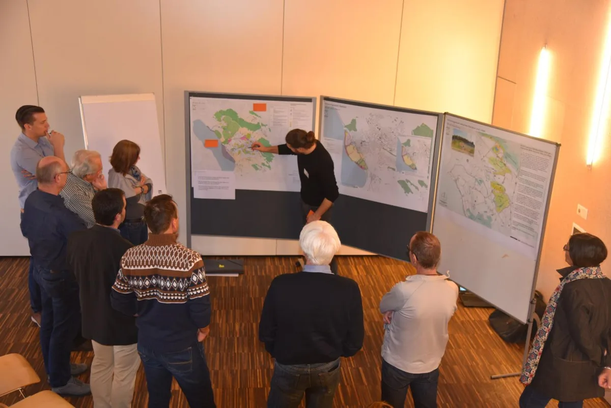echoraum_preview In dem Echoraum diskutierten verschiedene Interessengruppen über die Ustermer Zukunft. (Foto: PD), Gemeinderätin Meret Schneider (Grüne) setzt sich für ein Zentrum ohne Autos ein. (Foto: Hadem Hoffmann), Fordert mehr Platz für die Mobilität: Gemeinderat Rolf Denzler (SVP). (Foto: Beat Oertly)