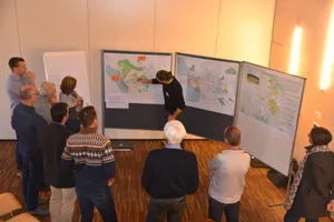 echoraum_preview In dem Echoraum diskutierten verschiedene Interessengruppen über die Ustermer Zukunft. (Foto: PD), Gemeinderätin Meret Schneider (Grüne) setzt sich für ein Zentrum ohne Autos ein. (Foto: Hadem Hoffmann), Fordert mehr Platz für die Mobilität: Gemeinderat Rolf Denzler (SVP). (Foto: Beat Oertly)