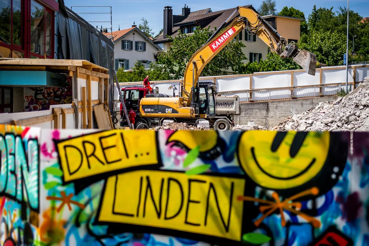 hinwil_25052018_sprayaktion_crm_15_preview Die Baustelle an der Bahnhofstrasse 73 ist weiterhin in Betrieb. (Bild:Christian Merz), Vier Stunden lang wurde am Freitag gesprayt. (Bild:Christian Merz), Das Kunstwerk dieser Schülerin gilt als eines der Gelungensten. (Bild:Christian Merz), Trotz des freien Nachmittags waren um 14 Uhr noch zwei Schülerinnen vor Ort.
(Bild:Christian Merz), (Video: Luca Da Rugna), Die Baustelle an der Bahnhofstrasse 73 ist weiterhin in Betrieb. (Bild:Christian Merz), Die Baustelle an der Bahnhofstrasse 73 ist weiterhin in Betrieb. (Bild:Christian Merz), Die Baustelle an der Bahnhofstrasse 73 ist weiterhin in Betrieb. (Bild:Christian Merz), Die Baustelle an der Bahnhofstrasse 73 ist weiterhin in Betrieb. (Bild:Christian Merz), Die Baustelle an der Bahnhofstrasse 73 ist weiterhin in Betrieb. (Bild:Christian Merz)