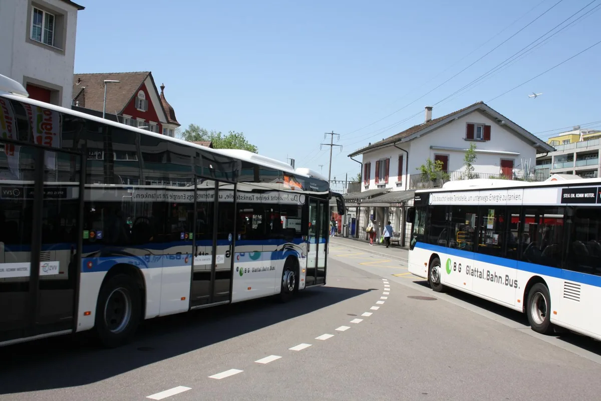img_0952-2_preview Wenn die Busse kommen, bleibt am Bahnhof Dübendorf wenig Platz für die übrigen Verkehrsteilnehmer. (Foto: Thomas Bacher)