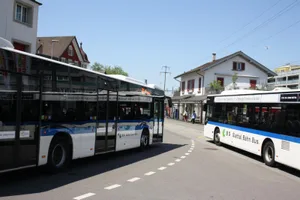 img_0952-2_preview Wenn die Busse kommen, bleibt am Bahnhof Dübendorf wenig Platz für die übrigen Verkehrsteilnehmer. (Foto: Thomas Bacher)