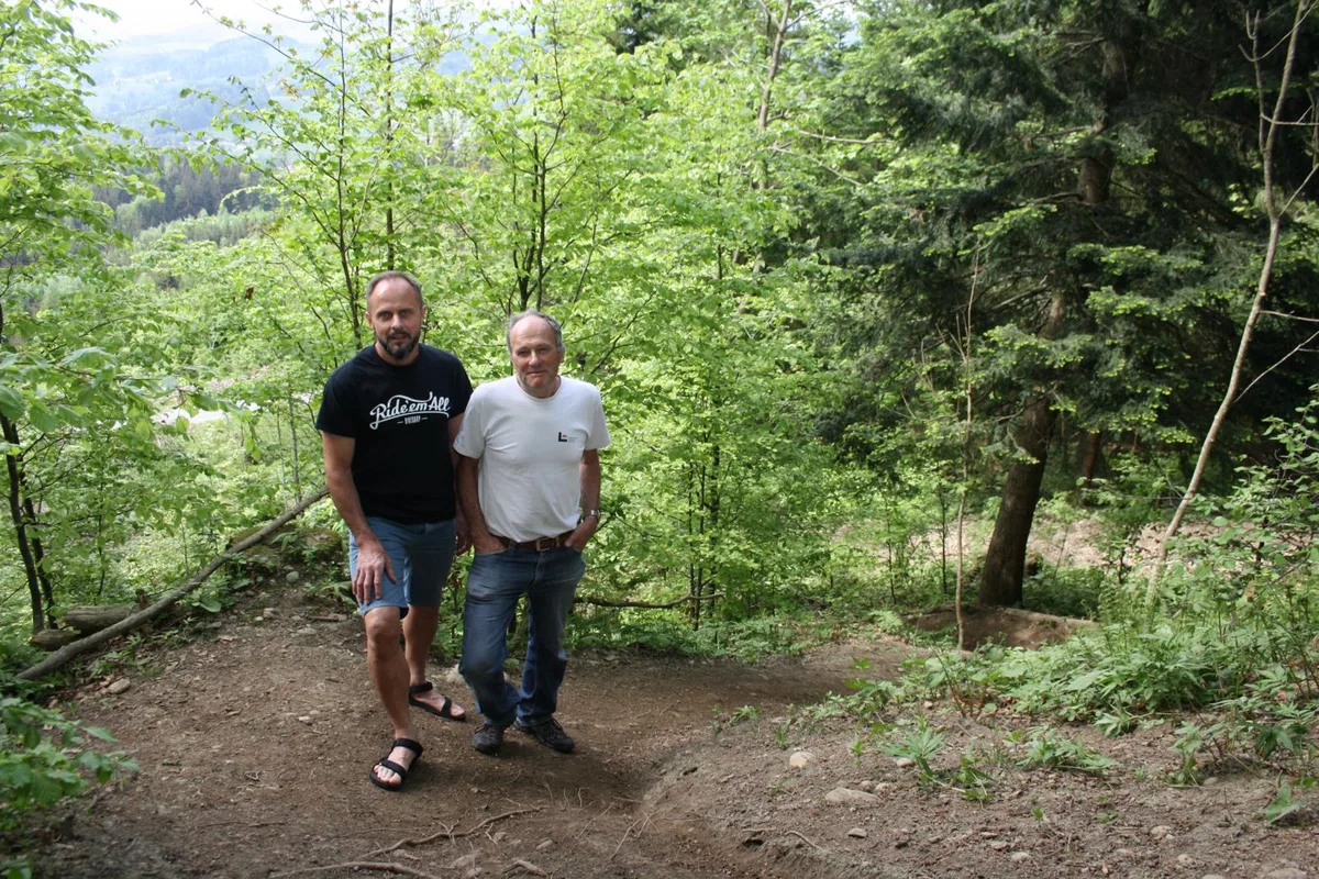 img_1011_preview Hansueli Stippler (l.) und Ueli Looser (r.) sind dafür verantwortlich, das Biker jetzt legal durch den Bachtelwald fahren können.
(Foto: Xenia Klaus)