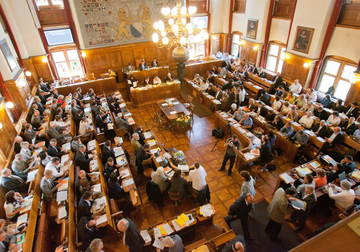 kantonsratssaal%20z%c3%bcrich_preview Im Kantonsrat sorgen die Bezirksräte für Diskussionen. Einigen sind sie zu «laienhaft», für andere sind Bezirksräte dossierfest. (Archivfoto: Züriost)