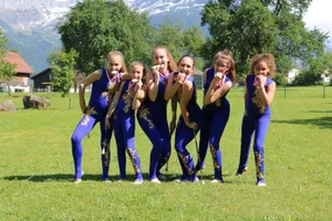pastedgraphic-2_preview Die Majoretten gewinnen regelmässig Preise an Meisterschaften. (Foto: PD), Die Majoretten des Twirling Clubs Volketswil mit den Trainerinnen Dany Neu (ganz links) und Manuela Jäggi (ganz rechts). (Foto: Noemi Ehrat), Die Majoretten gewinnen regelmässig Preise an Meisterschaften. (Foto: PD)