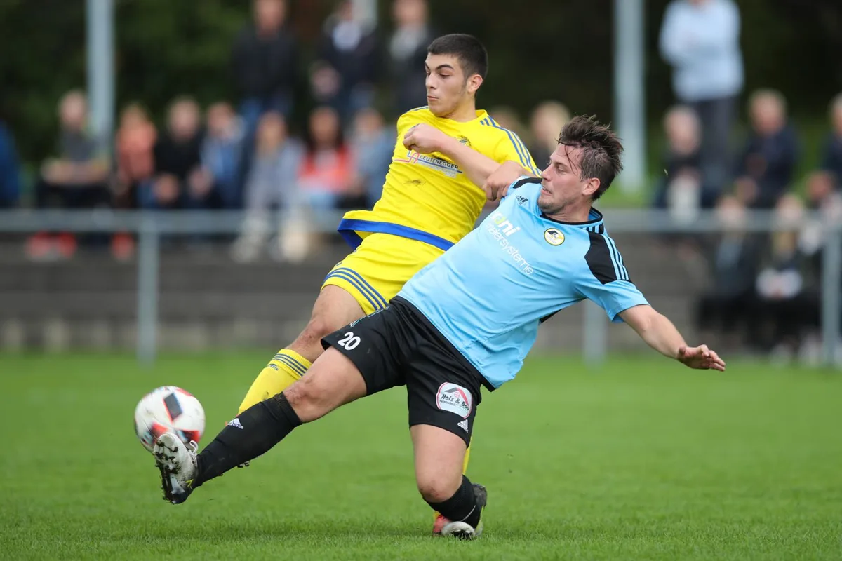 sport_01102017_fussballgossauwetzikon_dku__16__preview Vehement geklärt: Wetzikons Torschütze Yves Camenisch in einem Spiel gegen Gossau. (Archivfoto: David Kündig)