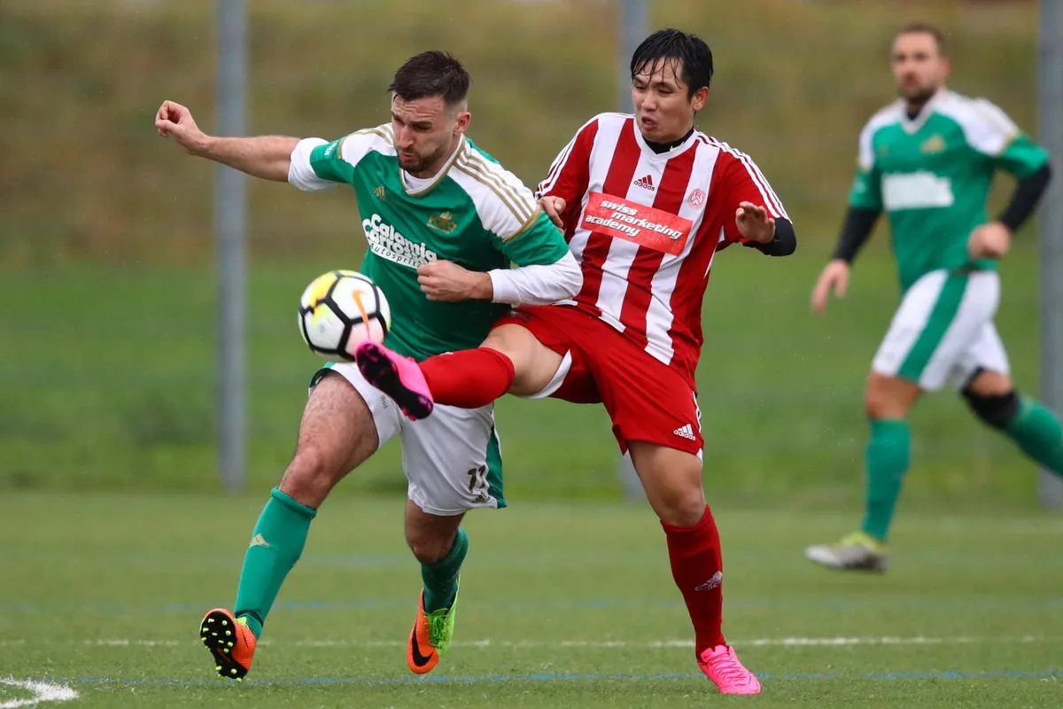 sport_05112017_fussballwinikonwald_dku__6__preview Walds Resul Osmani (links) gegen Kristanu Poomchan von Rot Weiss Winikon. (Archivfoto: David Kündig)