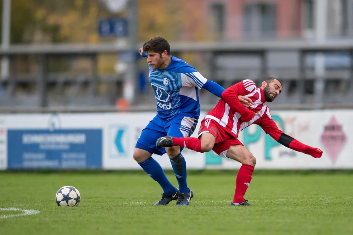 sport_29102017_fussball_pif-5_preview Fertig Fussball: Fehraltorfs Riccardo Aversa drückt den Winiker Abdulsebur Peken weg. (Archivfoto: Robert Pfiffner)