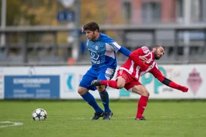 sport_29102017_fussball_pif-5_preview Fertig Fussball: Fehraltorfs Riccardo Aversa drückt den Winiker Abdulsebur Peken weg. (Archivfoto: Robert Pfiffner)