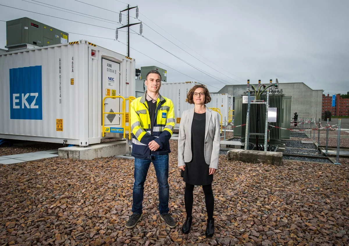 volketswil_15052018_inbetriebnahmebatterie_sbo_16_preview Ingenieur Cladio Cerri und Marina Gonzáles Vayá, Leiterin Entwicklung Smart Solutions, präsentierten die grösste Batterie der Schweiz. (Foto: Seraina Boner), Blick auf den grössten Batteriespeicher der Schweiz, bestehend aus drei Batteriecontainern und sechs Transformatoren. (Foto: Seraina Boner), Blick auf den grössten Batteriespeicher der Schweiz, bestehend aus drei Batteriecontainern und sechs Transformatoren. (Foto: Seraina Boner), Blick auf den grössten Batteriespeicher der Schweiz, bestehend aus drei Batteriecontainern und sechs Transformatoren. (Foto: Seraina Boner), Blick auf den grössten Batteriespeicher der Schweiz, bestehend aus drei Batteriecontainern und sechs Transformatoren. (Foto: Seraina Boner), Blick auf den grössten Batteriespeicher der Schweiz, bestehend aus drei Batteriecontainern und sechs Transformatoren. (Foto: Seraina Boner)