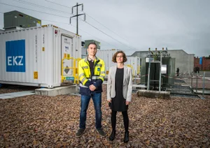 volketswil_15052018_inbetriebnahmebatterie_sbo_16_preview Ingenieur Cladio Cerri und Marina Gonzáles Vayá, Leiterin Entwicklung Smart Solutions, präsentierten die grösste Batterie der Schweiz. (Foto: Seraina Boner), Blick auf den grössten Batteriespeicher der Schweiz, bestehend aus drei Batteriecontainern und sechs Transformatoren. (Foto: Seraina Boner), Blick auf den grössten Batteriespeicher der Schweiz, bestehend aus drei Batteriecontainern und sechs Transformatoren. (Foto: Seraina Boner), Blick auf den grössten Batteriespeicher der Schweiz, bestehend aus drei Batteriecontainern und sechs Transformatoren. (Foto: Seraina Boner), Blick auf den grössten Batteriespeicher der Schweiz, bestehend aus drei Batteriecontainern und sechs Transformatoren. (Foto: Seraina Boner), Blick auf den grössten Batteriespeicher der Schweiz, bestehend aus drei Batteriecontainern und sechs Transformatoren. (Foto: Seraina Boner)