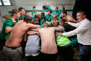 d1_preview Und jetzt alle miteinander: Die Brüttiseller Spieler und Trainer Robert Merlo lassen es in der Kabine krachen. (Foto: Sibylle Meier), Aufstiegsjubel in der Kabine: Brüttisellen-Dietlikon-Trainer Robert Merlo feiert mit seinen Spielern die Rückkehr in die 2. Liga. (Foto: Sibylle Meier)