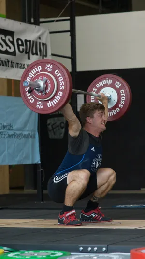 gewichtheben36_preview Florian Grob liess in Pfäffikon auch nicht locker. (Foto: PD), Francesco Mogavero schaffte in Pfäffikon sogenannte 98 kg «Clean and Jerk». (Foto: PD), Auch Florence Sidler stemmte viel Gewicht in die Höhe. (Foto: PD), Mit ganzer Kraft: Gustav Gustavsson bei der Ligarunde in Pfäffikon. (Foto: PD), Felix Egli ist der Präsident der Vereinigung der Zürcher Gewichtheber (Foto: crossfitzuerioberland.com)