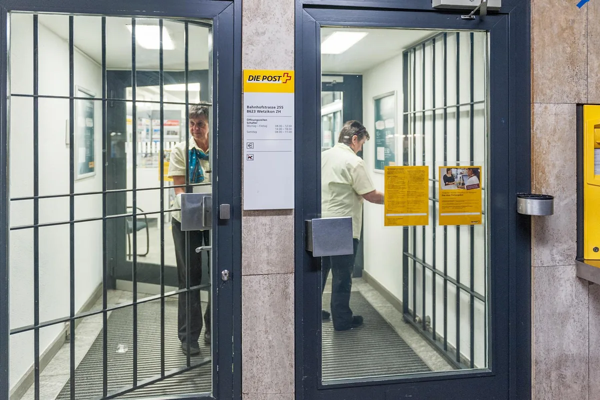 https-zueriost-ch-sites-default-files-elvis-media-2018-06-03112017_post_kempten_wetzikon_gu_9_preview-jpg Im vergangenen November schlossen sich die Türen der Poststelle in Kempten für immer. (Bild: Andre Gutzwiller), Bei manchen Mitarbeiterinnen seien Tränen geflossen. (Bild: Andre Gutzwiller)