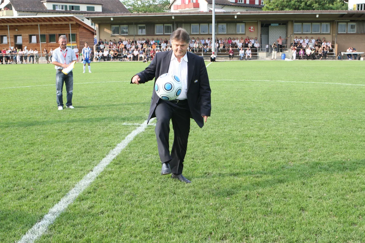 1275645_preview FCZ-Präsident Ancillo Canepa auf dem Schützenwiese-Rasen an einem Testspiel des FCZ vor neun Jahren. (Archivfoto: Mano Reichling)