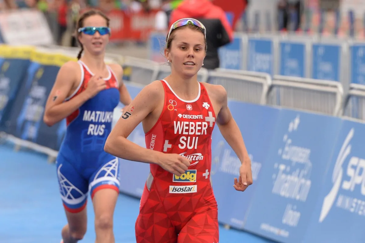 20170616_150025_rst_6830_preview Auf dem Weg nach oben: Die Hinwilerin Jasmin Weber erlebte unlängst ihre Feuertaufe im Elite-Weltcup. (Foto: Reinhard Standke/Swiss Triathlon), Volle Konzentration, grösstmögliche Anspannung: Kurz vor dem Start zum Europacup-Rennen in Weert. (Foto: Yossi Rubanenko), Jasmin Weber (vorne) auf dem Weg zum Podestplatz im holländischen Weert. (Foto: Yossi Rubanenko), Erfolgserlebnis in Holland: Jasmin Weber (rechts) beendete das Europacup-Rennen in Weert an zweiter Stelle. (Foto: Yossi Rubanenko), Ein spezielles Gefühl: Jasmin Weber geniesst in Weert den Zieleinlauf als Zweite. (Foto: Yossi Rubanenko)