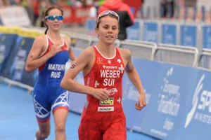 20170616_150025_rst_6830_preview Auf dem Weg nach oben: Die Hinwilerin Jasmin Weber erlebte unlängst ihre Feuertaufe im Elite-Weltcup. (Foto: Reinhard Standke/Swiss Triathlon), Volle Konzentration, grösstmögliche Anspannung: Kurz vor dem Start zum Europacup-Rennen in Weert. (Foto: Yossi Rubanenko), Jasmin Weber (vorne) auf dem Weg zum Podestplatz im holländischen Weert. (Foto: Yossi Rubanenko), Erfolgserlebnis in Holland: Jasmin Weber (rechts) beendete das Europacup-Rennen in Weert an zweiter Stelle. (Foto: Yossi Rubanenko), Ein spezielles Gefühl: Jasmin Weber geniesst in Weert den Zieleinlauf als Zweite. (Foto: Yossi Rubanenko)