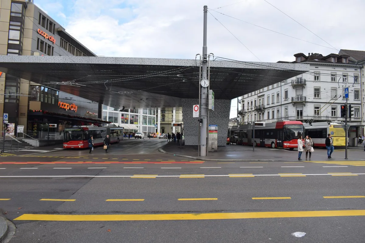 https-zueriost-ch-sites-default-files-elvis-media-2018-06-busbahnhof%2520winterthur%25204_preview-jpg Gute Noten für den Stadtbus Winterthur - nicht zuletzt wegen der erneuerten Wartehallen. (Foto: Talina Steinmetz)