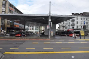 https-zueriost-ch-sites-default-files-elvis-media-2018-06-busbahnhof%2520winterthur%25204_preview-jpg Gute Noten für den Stadtbus Winterthur - nicht zuletzt wegen der erneuerten Wartehallen. (Foto: Talina Steinmetz)