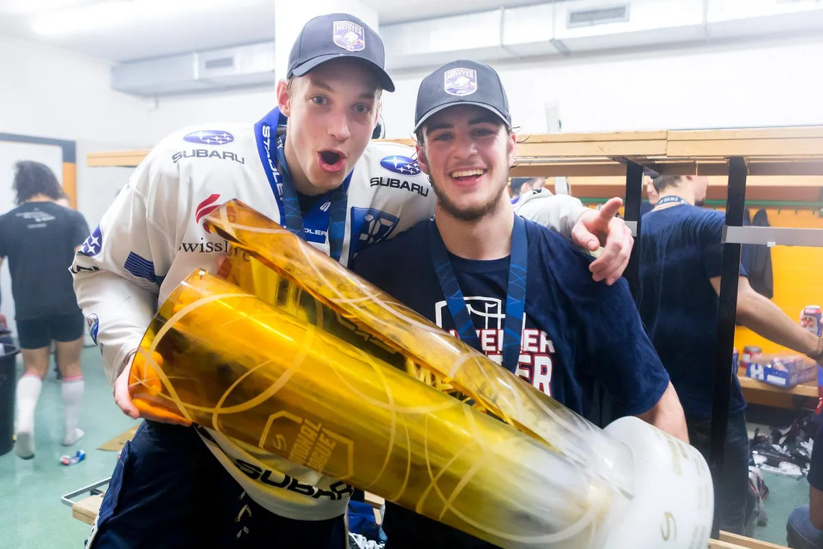 freshfocus_828394_preview Als Teenager zum Meistertitel: Der 18-jährige Tim Berni (rechts) mit seinem Lions-Teamkollegen Raphael Prassl. (Foto: Freshfocus), Tim Berni - ein Überflieger im wahrsten Sinne des Wortes. (Foto: Keystone), Mit harten Bandagen: Tim Berni (links) checkt den Kanadier Alex Formenton. (Foto: Keystone), Für einmal zu spät gekommen: Tim Berni (2. v. rechts) kann im Playoff-Final das Tor des HC Lugano nicht verhindern. (Foto: Keystone)