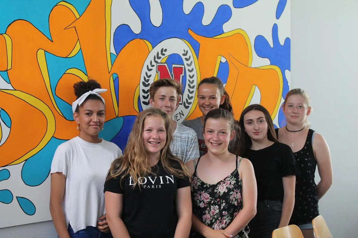 https-zueriost-ch-sites-default-files-elvis-media-2018-06-img_8265_preview-jpg Eine Schülergruppe war bei der Vorbereitungssitzung am Montagnachmittag in bester Laune. (Bild:Luca Da Rugna), «Schoop»-Schoolpersonsproject-Das Logo des Schülerparlaments. (Bild:Luca Da Rugna)