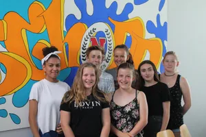https-zueriost-ch-sites-default-files-elvis-media-2018-06-img_8265_preview-jpg Eine Schülergruppe war bei der Vorbereitungssitzung am Montagnachmittag in bester Laune. (Bild:Luca Da Rugna), «Schoop»-Schoolpersonsproject-Das Logo des Schülerparlaments. (Bild:Luca Da Rugna)